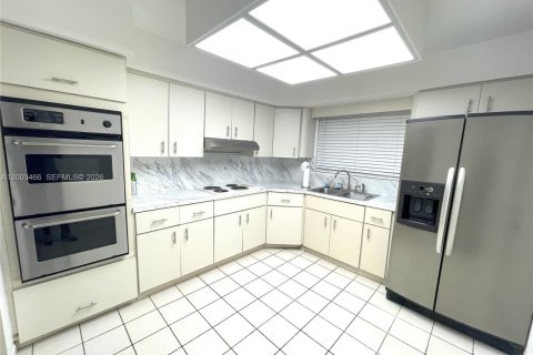 House in Coral Gables, Florida 3 bedrooms, 127.46 sq.m. № 2066907 - photo 6