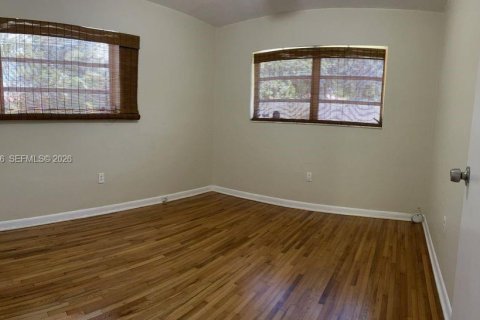 House in Coral Gables, Florida 3 bedrooms, 127.46 sq.m. № 2066907 - photo 22