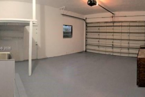 House in Coral Gables, Florida 3 bedrooms, 127.46 sq.m. № 2066907 - photo 28