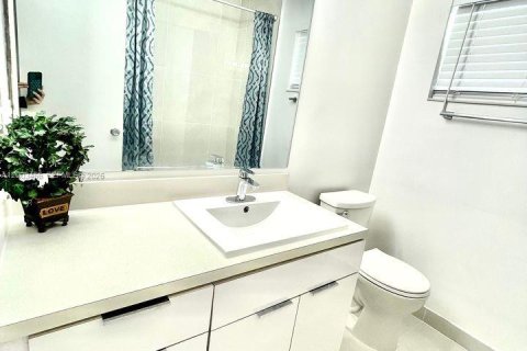 House in Coral Gables, Florida 3 bedrooms, 127.46 sq.m. № 2066907 - photo 20