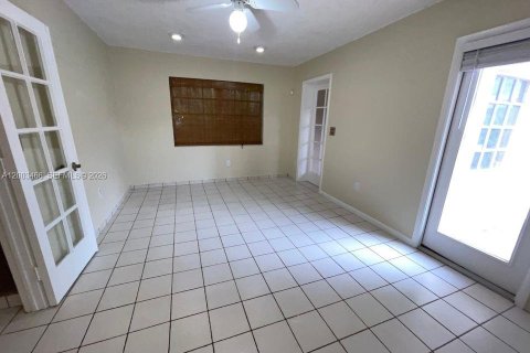 House in Coral Gables, Florida 3 bedrooms, 127.46 sq.m. № 2066907 - photo 13