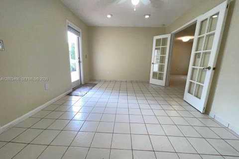 House in Coral Gables, Florida 3 bedrooms, 127.46 sq.m. № 2066907 - photo 12