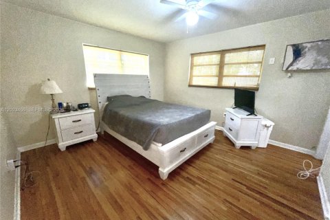 House in Coral Gables, Florida 3 bedrooms, 127.46 sq.m. № 2066907 - photo 15