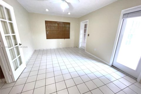 House in Coral Gables, Florida 3 bedrooms, 127.46 sq.m. № 2066907 - photo 7