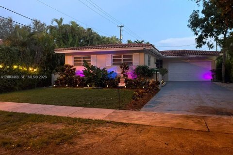 House in Coral Gables, Florida 3 bedrooms, 127.46 sq.m. № 2066907 - photo 27