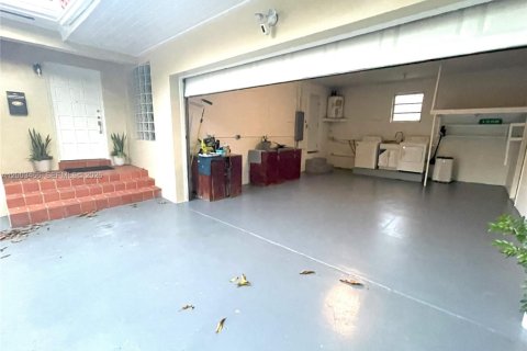 House in Coral Gables, Florida 3 bedrooms, 127.46 sq.m. № 2066907 - photo 4