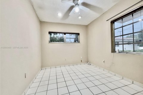 House in Coral Gables, Florida 3 bedrooms, 127.46 sq.m. № 2066907 - photo 10