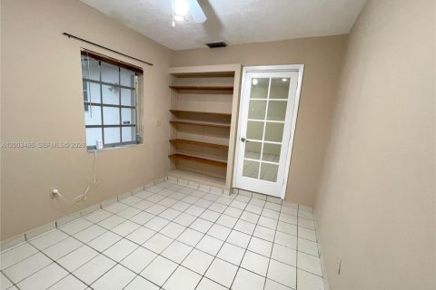 House in Coral Gables, Florida 3 bedrooms, 127.46 sq.m. № 2066907 - photo 11