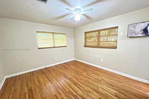 House in Coral Gables, Florida 3 bedrooms, 127.46 sq.m. № 2066907 - photo 16