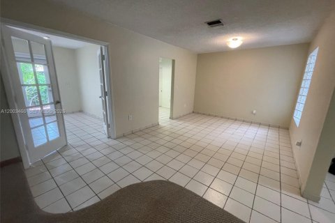 House in Coral Gables, Florida 3 bedrooms, 127.46 sq.m. № 2066907 - photo 5