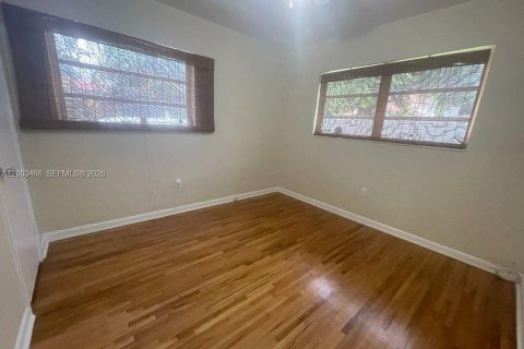 House in Coral Gables, Florida 3 bedrooms, 127.46 sq.m. № 2066907 - photo 23