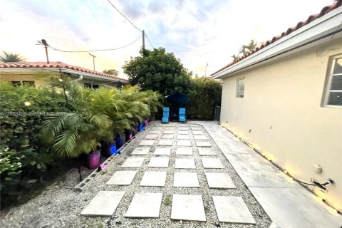 House in Coral Gables, Florida 3 bedrooms, 127.46 sq.m. № 2066907 - photo 9