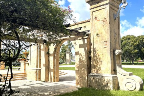 House in Coral Gables, Florida 3 bedrooms, 127.46 sq.m. № 2066907 - photo 2