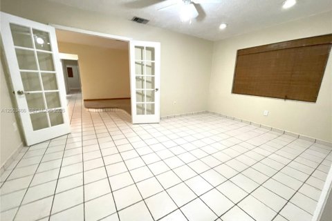 House in Coral Gables, Florida 3 bedrooms, 127.46 sq.m. № 2066907 - photo 8