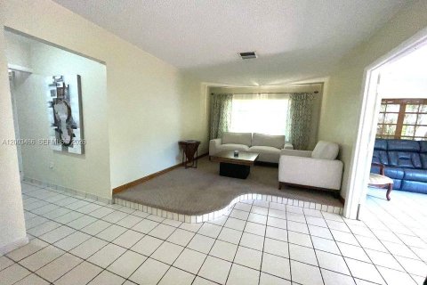House in Coral Gables, Florida 3 bedrooms, 127.46 sq.m. № 2066907 - photo 14