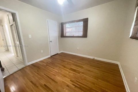 House in Coral Gables, Florida 3 bedrooms, 127.46 sq.m. № 2066907 - photo 25