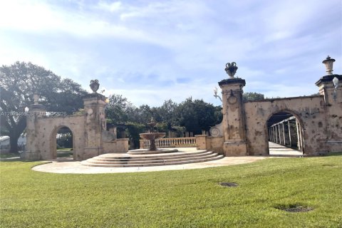 House in Coral Gables, Florida 3 bedrooms, 127.46 sq.m. № 2066907 - photo 3