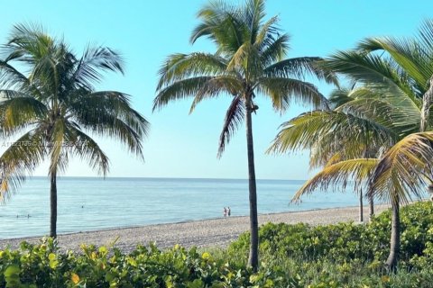 Copropriété à vendre à Hallandale Beach, Floride: 2 chambres, 121.89 m2 № 1934554 - photo 2