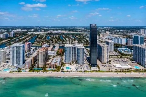 Copropriété à vendre à Hallandale Beach, Floride: 2 chambres, 121.89 m2 № 1934554 - photo 1
