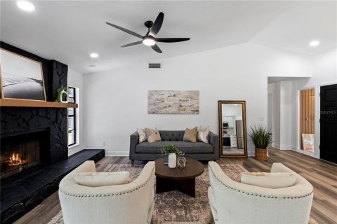 House in Tampa, Florida 3 bedrooms, 147.62 sq.m. № 1762041 - photo 6