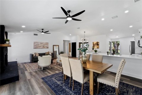 House in Tampa, Florida 3 bedrooms, 147.62 sq.m. № 1762041 - photo 14