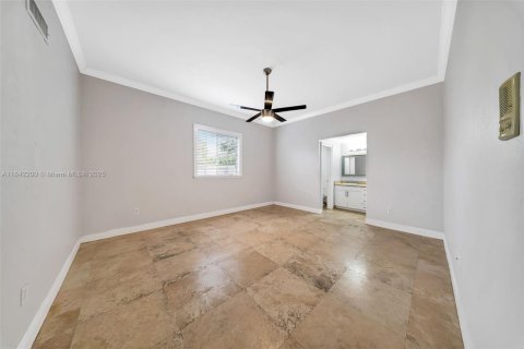 House in Miami, Florida 5 bedrooms, 343 sq.m. № 1834104 - photo 13