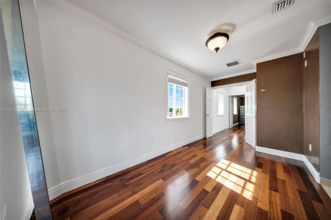 House in Miami, Florida 5 bedrooms, 343 sq.m. № 1834104 - photo 28