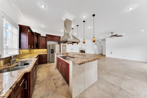 House in Miami, Florida 5 bedrooms, 343 sq.m. № 1834104 - photo 30