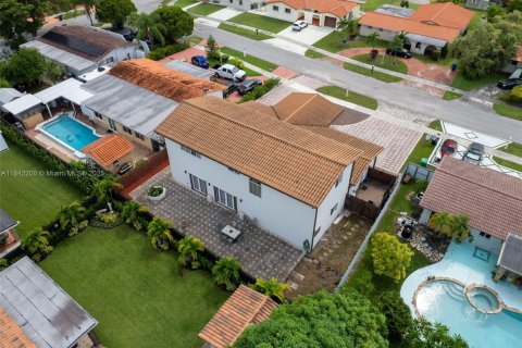 House in Miami, Florida 5 bedrooms, 343 sq.m. № 1834104 - photo 22