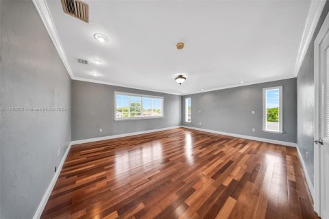 House in Miami, Florida 5 bedrooms, 343 sq.m. № 1834104 - photo 17