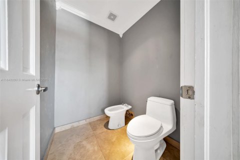 House in Miami, Florida 5 bedrooms, 343 sq.m. № 1834104 - photo 21
