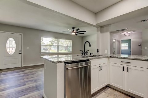 House in Clearwater, Florida 3 bedrooms, 116.87 sq.m. № 1820810 - photo 12