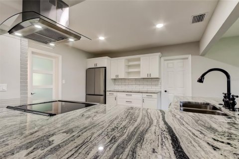 House in Clearwater, Florida 3 bedrooms, 116.87 sq.m. № 1820810 - photo 10