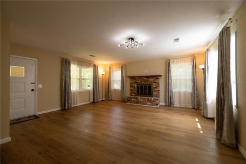 House in Bronson, Florida 3 bedrooms, 167.6 sq.m. № 2207179 - photo 2