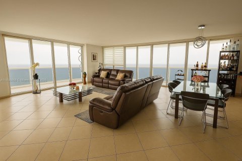 Купить кондоминиум в Халландейл-Бич, Флорида 3 спальни, 191.84м2, № 1958662 - фото 1