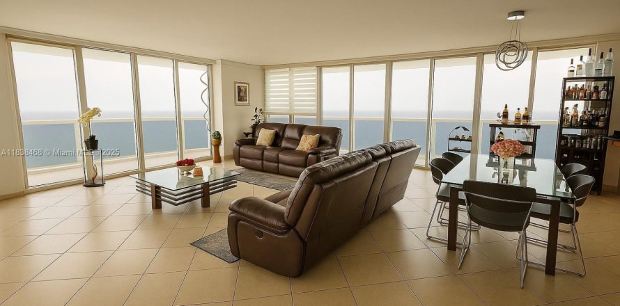 Кондоминиум с 3 спальнями в Халландейл-Бич, Флорида № 1958662