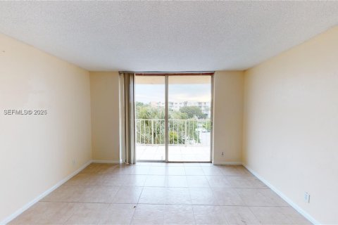 Condo in West Palm Beach, Florida, 1 bedroom № 2389646 - photo 14