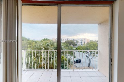 Condo in West Palm Beach, Florida, 1 bedroom № 2389646 - photo 15