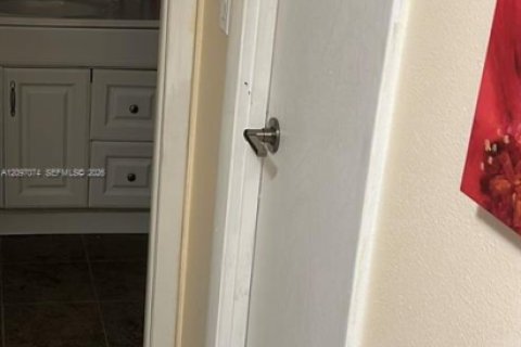 Condo in West Palm Beach, Florida, 1 bedroom № 2389646 - photo 12
