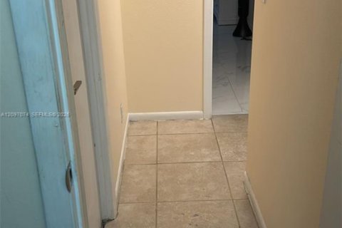 Condo in West Palm Beach, Florida, 1 bedroom № 2389646 - photo 5