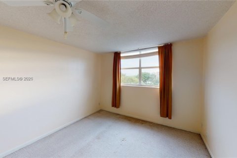 Condo in West Palm Beach, Florida, 1 bedroom № 2389646 - photo 17