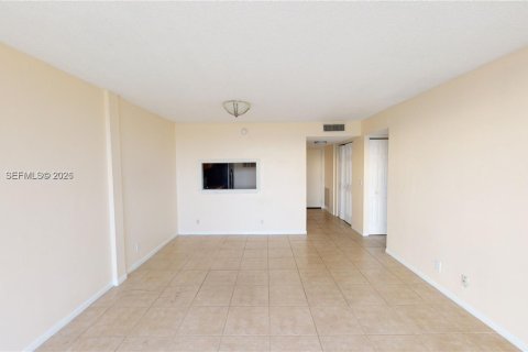 Condo in West Palm Beach, Florida, 1 bedroom № 2389646 - photo 16