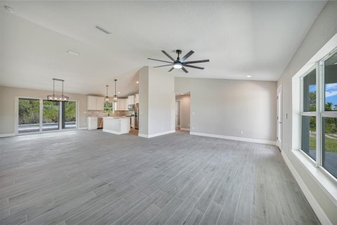 House in Port Charlotte, Florida 3 bedrooms, 148.64 sq.m. № 1675257 - photo 5