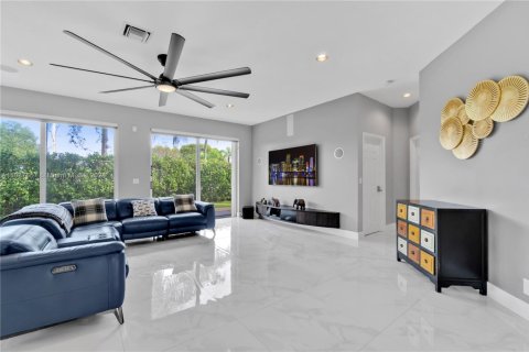 House in Davie, Florida 5 bedrooms, 332.78 sq.m. № 1860979 - photo 10