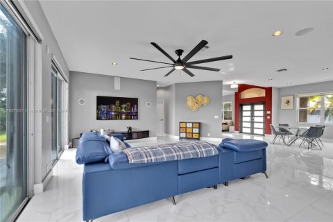 House in Davie, Florida 5 bedrooms, 332.78 sq.m. № 1860979 - photo 13