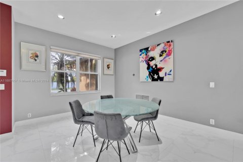 House in Davie, Florida 5 bedrooms, 332.78 sq.m. № 1860979 - photo 9