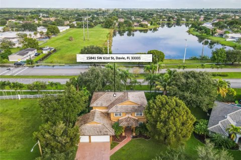 House in Davie, Florida 5 bedrooms, 332.78 sq.m. № 1860979 - photo 3