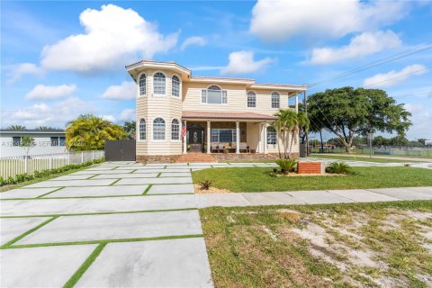 Villa ou maison à Miami Springs, Floride 7 chambres, 340.3 m2 № 2241724