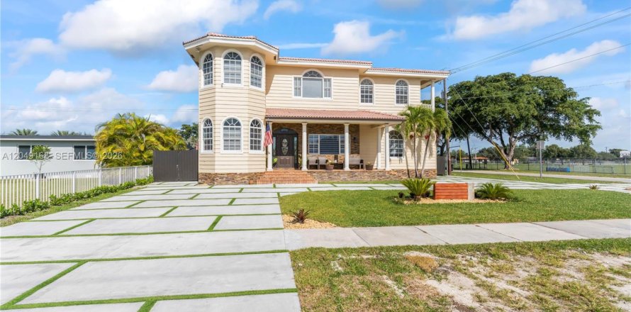 Villa ou maison à Miami Springs, Floride 7 chambres, 340.3 m2 № 2241724