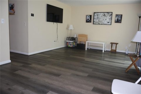Villa ou maison à louer à Tampa, Floride: 3 chambres, 102.19 m2 № 2410273 - photo 2